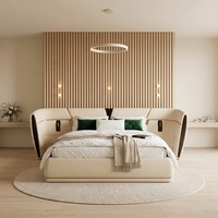 Lit rembourré en cuir moderne avec éclairage LED, accents métalliques et éléments en bois, cadre de lit plateforme de luxe