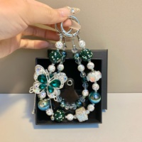 Breloque de téléphone papillon vert foncé ornée de strass et de perles, pendentif de sac artisanal lourd, cordon de poignet, ornement pour femme, cadeau