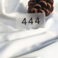 Logo de marque personnalisé lettres blanches étiquettes en silicone patch en caoutchouc de silicone fer à repasser pour vêtements étiquette de cou étiquette en caoutchouc