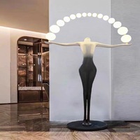 Vente en gros de grand lampadaire à LED, statue d'art humain, design pour hall d'hôtel, matériau en résine pour décoration intérieure