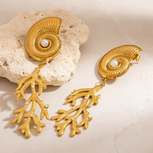 Pendientes colgantes chapados en oro de estilo europeo con diseño de perlas y coral para mujer, joyería de fiesta EH12054 - Product Image 3