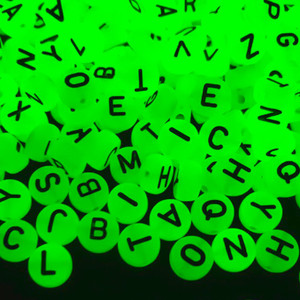 Cuentas <span class=keywords><strong>de</strong></span> Alfabeto Acrílicas Luminosas, Oblongas, <span class=keywords><strong>de</strong></span> la A a la Z, 26 Letras, para Joyería DIY, Llaveros, Accesorios para Teléfonos Móviles, Pulseras con Letras y Logotipos DIY - Product Image 1