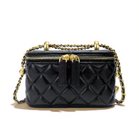 Pochette de maquillage de luxe style designer en cuir pour femme ; Sac à bandoulière tendance avec chaîne à billes métalliques, fabriqué par un fabricant de sacs.