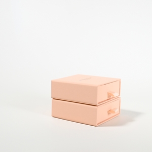Boîte à bijoux avec tiroir coulissant et logo personnalisé, boîte cadeau en carton rose avec insert en mousse grise, présentoir à bijoux de qualité supérieure - Product Image 5