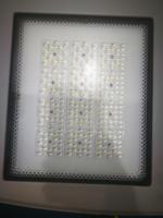 Vente en gros d'ensembles de lentilles LED carrées en PC à haute transmission optique, moulage personnalisé OEM ODM pour fabricant de projecteurs et éclairages industriels.