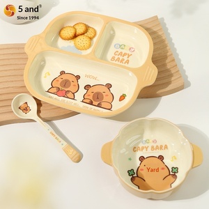 Juego de <span class=keywords><strong>Vajilla</strong></span> <span class=keywords><strong>Infantil</strong></span> de <span class=keywords><strong>Melamina</strong></span> de Grado Alimenticio con Diseño de Capibara, Tazón, Taza, Plato, Cuchara - Modelo KP, Diseño Fresco y Adorable - Product Image 3