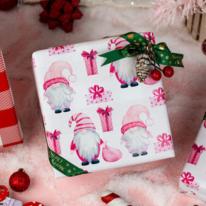 Rollo de Papel de Regalo Navideño Reversible de 17 Pulgadas x 33 Pies con Gnomos Rosas y Caja de Regalo - Product Image 1