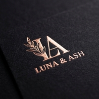 Maßgefertigte Matte Schwarze Papierkartenhülle mit Roségold-Folienprägung des Hotel-Logos für Luxus-Resort Rezeptionseinrichtung