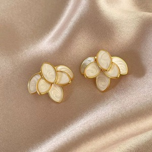 Boucles d'oreilles tendance pour femmes, plaquées or, en alliage, motif feuille et fleur, cadeau pour femmes - Product Image 6