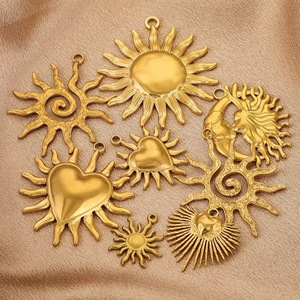 Ciondoli in acciaio inossidabile placcato oro 18 carati P262 con smalto a forma di sole e cuore per creazione gioielli, accessori fai da te per collane e bracciali - Product Image 6