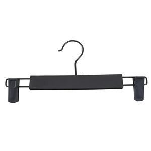 מפעל זול קל משקל פלסטיק שחור צבע מכנסיים קולב - Product Image 1