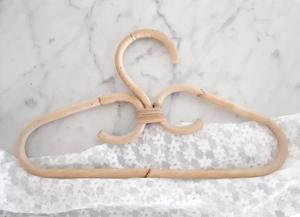 Paire de cintres en rotin pour suspendre les vêtements - Product Image 3