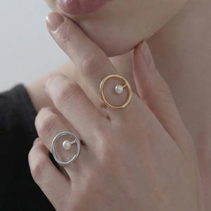 Bague unisexe Mili de style minimaliste européen et américain en acier inoxydable avec pierre naturelle, design géométrique, disponible en plusieurs modèles tendance - Product Image 3