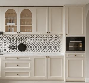 Armoires de cuisine haut de gamme 2026 en blanc crème avec niche en verre cintré et crédence à motifs |   Quincaillerie en laiton et conception modulaire - Product Image 1