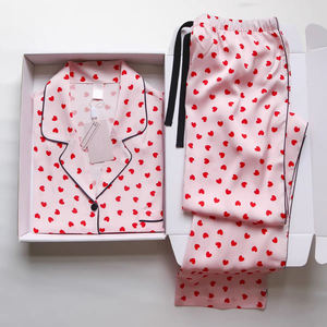 Pijamas de Dos Piezas para Mujer, Diseño Personalizado de Fábrica, Satén de Seda con Estampado de Corazones - Product Image 1