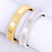 Bracelet haut de gamme à fleurs en fausses perles, accessoire féminin tendance, polyvalent pour le bureau, personnalisable