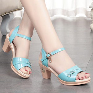 Sandalias Xuanhui de Tacón Cuadrado de 6.5cm con Tira en el Tobillo y Hebilla Triple con Grabado Elegante, Diseño Nuevo y Sofisticado, en Microfibra para Mujer - Product Image 4