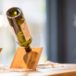 Casier à vin minimaliste en teck avec couple d'équilibre accrocheur pour afficher votre bouteille de vin à un angle pour bar - Product Image 4
