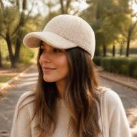Casquette de baseball en polaire personnalisable avec logo, six panneaux, unisexe, pour homme et femme, vente en gros, douce, en tissu Teddy, visière incurvée, couleur beige, idéale pour l'hiver