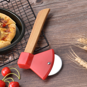 فولاذ مقاوم للصدأ على شكل فأس بمقبض خشبي قاطعة بيتزا دوارة حادة عجلة بيتزا - Product Image 2