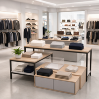 Ensemble de table de présentation à niveaux en MDF et acier inoxydable avec pieds fins noirs et armoire grise sur mesure