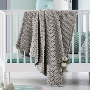 Livraison rapide nouveau-né cadeau 100% Polyester à pois doux <span class=keywords><strong>polaire</strong></span> personnalisé Minky <span class=keywords><strong>bébé</strong></span> <span class=keywords><strong>couverture</strong></span> avec jouets en peluche - Product Image 2