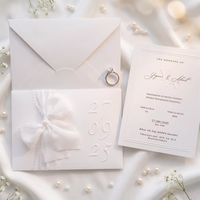 Ensembles d'invitations de mariage de luxe sur mesure avec nœud en ruban de velours, papeterie minimaliste blanche en relief 3D, pochette personnalisée pour événements