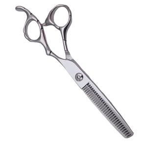 กรรไกรตัดผมอิโนะอุเอะ คาซูมิ ขนาด 6.0 นิ้ว กรรไกรซอยผมสแตนเลส กรรไกรตัดผมแบบแบน สำหรับคนถนัดขวา อุปกรณ์ช่างตัดผมมืออาชีพ - Product Image 2