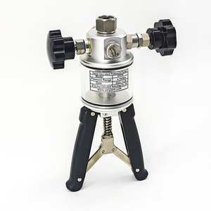 XINYIYB Pompe d'étalonnage d'huile hydraulique portable 700 bars avec manomètre intégré - Product Image 1