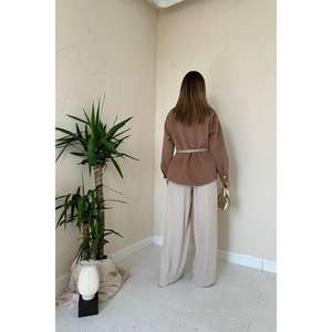 Chemises en cachemire camel pour femmes avec boutons dorés – Collection en gros de chemisiers et chemises élégants - Product Image 1