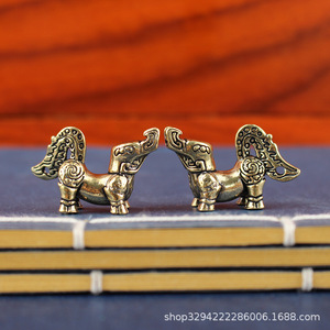 Llavero Colgante de Latón Dingtong Sanxingdui, Figura de <span class=keywords><strong>Bestia</strong></span> Divina de Pie, Regalo Pequeño de Tendencia Nacional - Product Image 1