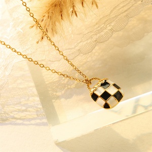Collar con colgante de candado de acero inoxidable chapado en oro, esmaltado en blanco y negro, con diseño de candado de bolso, joya única y bonita - Product Image 2