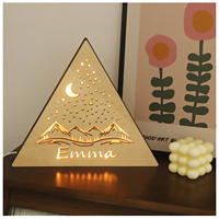 Panneau lumineux en bois LED triangulaire petite veilleuse décoration de chevet nom personnalisé pour les Souvenirs pour enfants