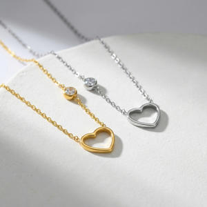 Collar de Acero Inoxidable para Mujer con Colgante de Corazón Calado de Circonita, Cadena de Clavícula Sencilla - Product Image 1