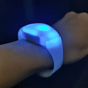 Gelang Remote Control LED, perangkat pesta pencahayaan kustom Lumineux cahaya berkedip gelang kontrol suara diaktifkan gelang LED