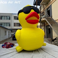 Canard gonflable portant des lunettes noires Animal de canard jaune gonflable géant pour les événements en plein air, la publicité et la décoration de l'eau