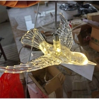 Accessoires de mariage : Lustre lumineux transparent à 10 têtes en forme d'oiseaux pour la décoration de scène de mariage, personnalisable en usine.