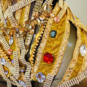Vestido de Lujo Dorado Metálico para Escenario, Vestido Ajustado de Malla con Pedrería de Alta Costura para Cantantes, Conciertos y Actuaciones, Venta al por Mayor del Fabricante - Product Image 5