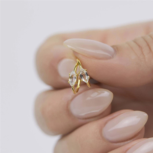 Pendientes ROXI de Plata de Ley S925 Chapados en Oro de 18K con Forma de C y Diamantes de Imitación de Ojo de Caballo - Product Image 6