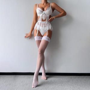 Collection explosive de lingerie sexy : Soutiens-gorge en dentelle blanche à découpes et bas à jarretelles, ensemble 3 pièces pour femme - Product Image 4