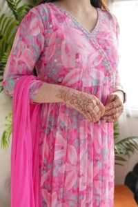 Nouveau design de vêtements indiens et pakistanais de style estival Anarkali Kurti pour femmes vêtements de fête en gros Anarkali Kurti - Product Image 3