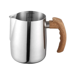 Jarra de leche de acero inoxidable 304 con mango de imitación madera, escala interna y boquilla engrosada para latte art - Product Image 5