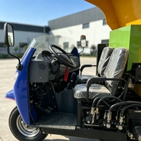 Camion distributeur de litière mobile à trois roues de 5 m³ pour l'élevage de bovins, idéal pour le travail de rembourrage des lits de ferme