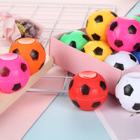 Mini ballon de football anti-stress rotatif pour enfants, idéal pour les cadeaux de fête de football et les remises en sachets cadeaux