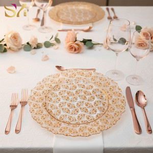Assiette de présentation de luxe en <span class=keywords><strong>verre</strong></span> transparent gaufré de 13 pouces avec dentelle perlée dorée pour mariages, hôtels et événements - Product Image 2