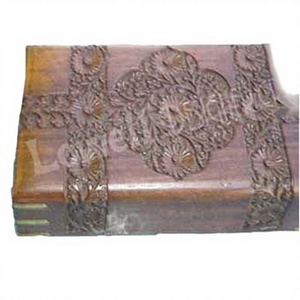 Caja de madera hecha a mano con diseño de rayas, caja de almacenamiento decorativa tallada para recuerdos de joyería o regalos rústicos - Product Image 3