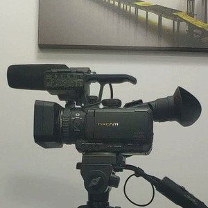 Videocámara Sony HXR-NX70C 1080P Usada en Buen Estado, Resistente al Agua, para Deportes al Aire Libre y Documentales de Naturaleza - Product Image 1