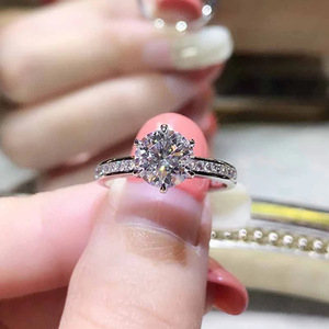 Anello di Diamanti F1402 per Donna, Classico Anello di Fidanzamento con Diamante Rotondo Taglio Brillante Coltivato in Laboratorio e Pietre Laterali - Product Image 1