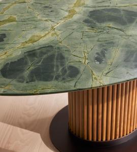 Mesa de comedor de mármol verde de mediados de siglo, con pedestal de madera estriada y base de metal bronce, para decoración de comedor de villas de alta gama. - Product Image 5