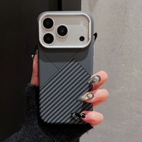 Coque de téléphone portable de luxe en PC rigide avec texture fibre de carbone et chargement magnétique sans fil pour iPhone 17 16 15 Pro Max